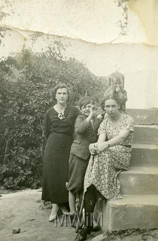 KKE 148.jpg - od prawej na schodach siedzi: pierwsza Helena Orzechowska, druga os. syn Henryk,trzecia stoi Zofia Łuczajowa, powżej syn Zbyszek Ł., Krzemieniec, 1937 r.